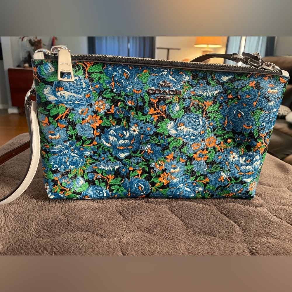 NWOT COACH, blue floral crossbody. Double zipper, with inside card holder. Cute!